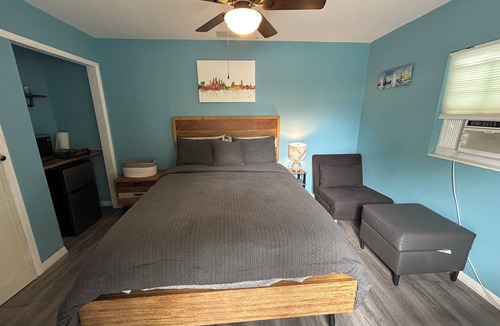 Carver City - Lincoln Gardens Apartment | Tranquil studio with AC in sunny Tampa