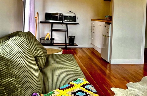 Piha Cabin | Tranquil sunny spot in the heart of Piha. 10 minutes walk to the beach.