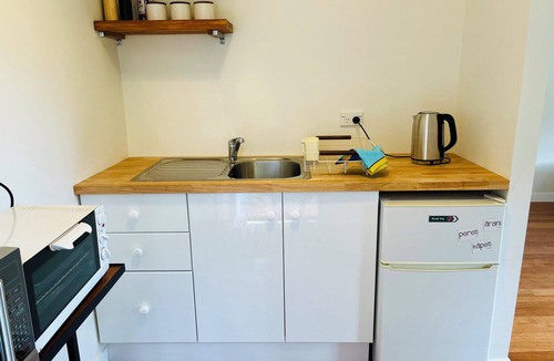 Piha Cabin | Tranquil sunny spot in the heart of Piha. 10 minutes walk to the beach.