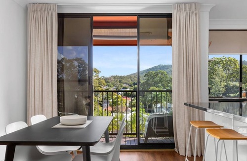 Taringa Apartment | Tranquil Taringa 2 Bed Sleeps 5,Close to Bus and Train Indooroopilly Shopping