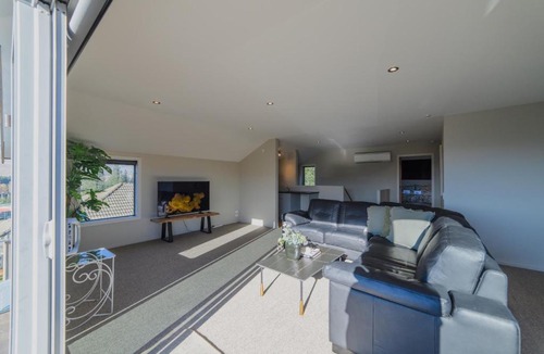 Tekapo House | Tranquil Tekapo Stay Near Lake With Mountain Views