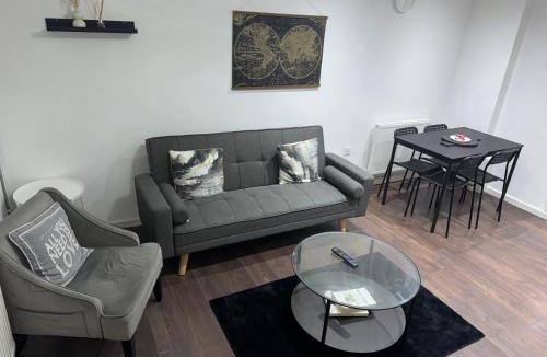 Thamesmead House | Tranquil Thamesmead Treasure - Free Parking Family & Contractor Friendly