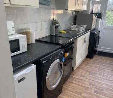 Thamesmead House | Tranquil Thamesmead Treasure - Free Parking Family & Contractor Friendly