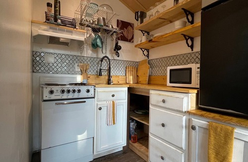 Orange City House | Tranquil Tiny Retreat: Escape to Rural Suburbia's Hidden Gem!