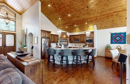Torreon House | Tranquil Torreon Pines and Fairway Hideaway
