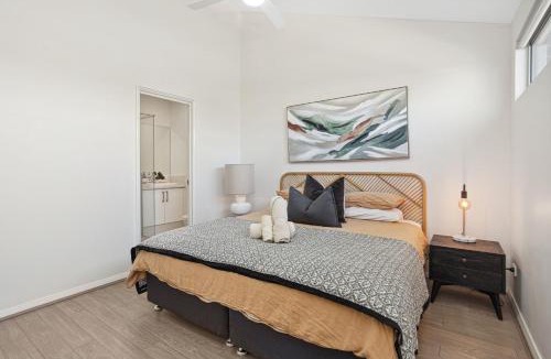 Bassendean House | Tranquil Tree Views 2 Bedroom 2 Bathroom Apartment