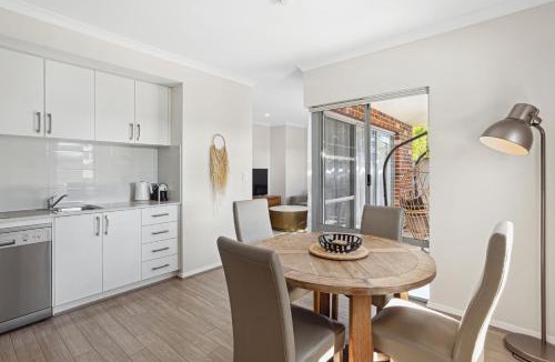 Bassendean House | Tranquil Tree Views 2 Bedroom 2 Bathroom Apartment