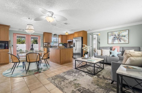 Largo House | Tranquil Tropics| Heated Pool, Games, 10 to Beach