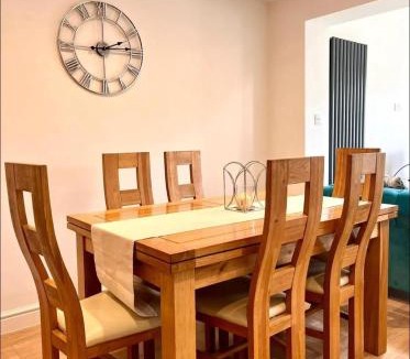 Bracknell Apartment | Tranquil Turquoise - 3 Bed House With Parking