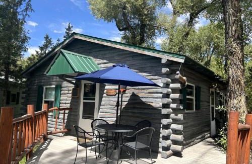 Riverside House | Tranquil Two Bedroom Cabin in Riverside, Wyoming