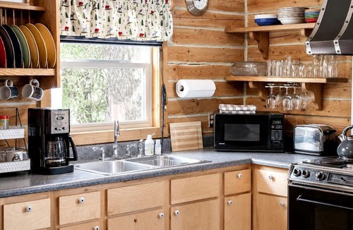 Riverside Cabin | Tranquil Two Bedroom Cabin in Riverside, Wyoming