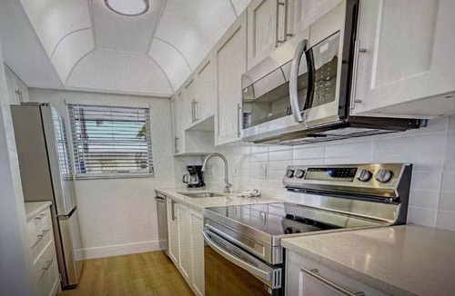 Siesta Key Villa | Tranquil villa with private beach, 2br/2ba 3 pools, complex on beach! Renovated