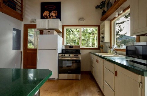 Sedro-Woolley House | Tranquil Waterfront Cabin on Cain Lake for a Cozy Glamping Getaway in Sedro-Woolley, WA
