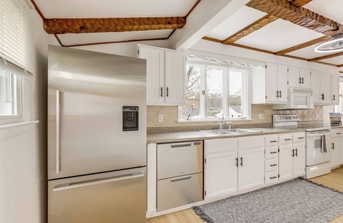 Bolton House | Tranquil Waters: Modern Bolton Escape on the Lake