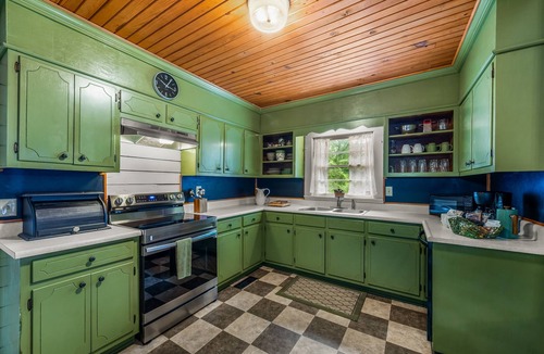 Fort Payne Cottage | Tranquility Hideaway Cottage | Downtown Fort Payne | 2+ Wooded Acres | Wi-Fi