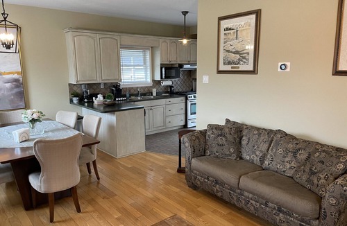 Niagara Falls House | Tranquility Near the River includes Complimentary Breakfast