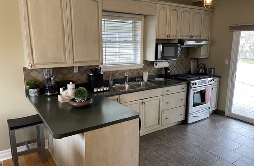 Niagara Falls House | Tranquility Near the River includes Complimentary Breakfast