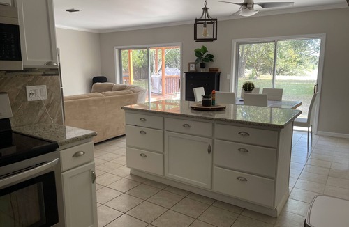 Berkeley Manor House | Tranquility on a Lake House- 3 miles from Weeki Wachee River