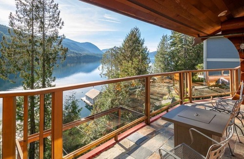 Port Alberni House | Tranquilize at Spectacular Sproat Lakefront Waterfront Authentic Timber Log Home