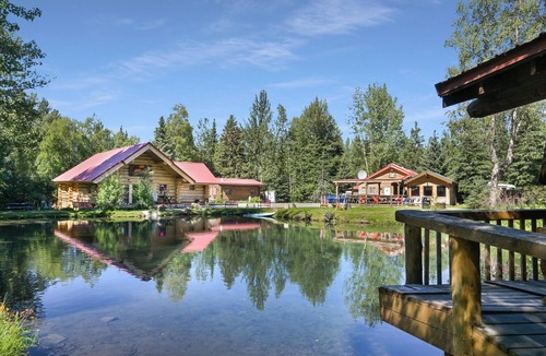 Hope Cabin | Trapper Dan's Cabin -a sweet little cabin directly on the pond in Hope, Alaska