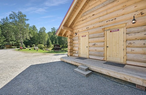 Hope Cabin | Trapper Dan's Cabin -a sweet little cabin directly on the pond in Hope, Alaska