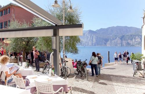 Cassone House | Traumhafter Rustico direkt am Ufer des Gardasees by Interhome