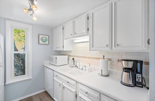 Bayview Condo | Traveler's Paradise! 1/1 Condo W/D Private Beach!