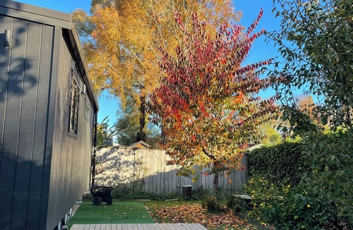 Cambridge Cabin | Travellers Hideaway – private, quiet garden, off-street parking, great location.