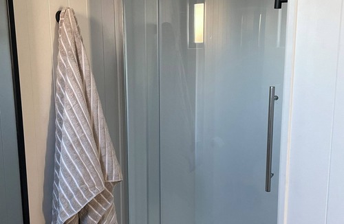 Cambridge Cabin | Travellers Hideaway – private, quiet garden, off-street parking, great location.