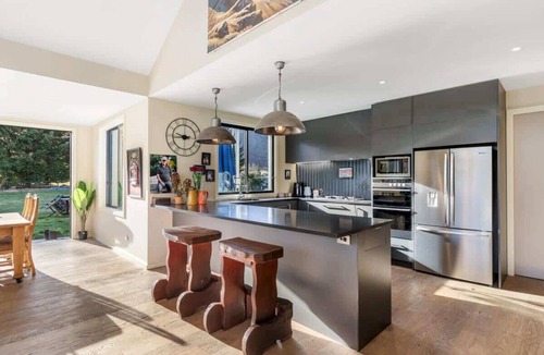 Arrow Junction House | Travellers Retreat Live The Dream