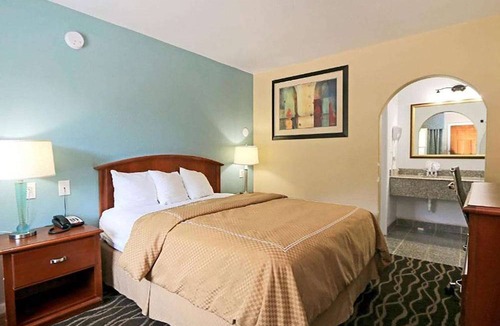 Parker Lane Hotel | Travelodge by Wyndham Austin South