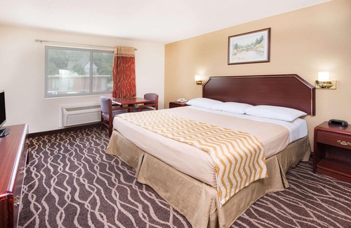Terre Haute Hotel | Travelodge by Wyndham Terre Haute