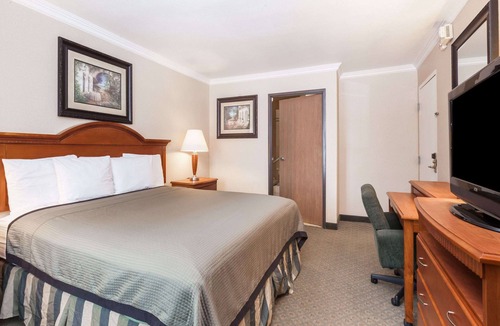 Sylmar Hotel | Travelodge by Wyndham Sylmar CA
