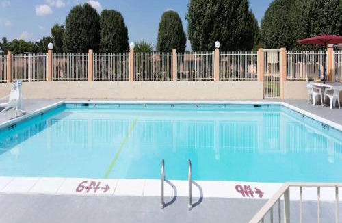 Martinsville Hotel | Travelodge by Wyndham Ridgeway Martinsville Area