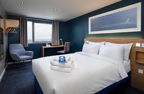 Runnymede Hotel | Travelodge Chertsey