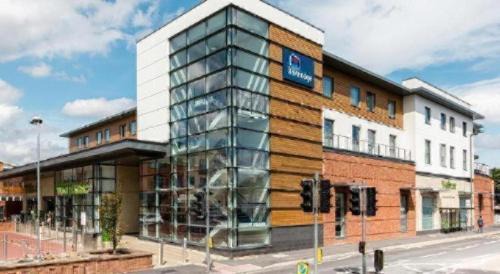Runnymede Hotel | Travelodge Egham