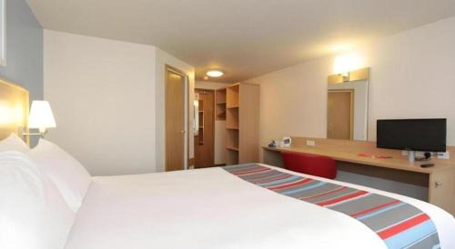 Runnymede Hotel | Travelodge Egham