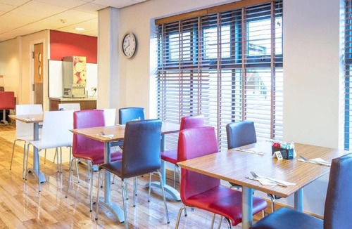 Paisley Hotel | Travelodge Glasgow Airport