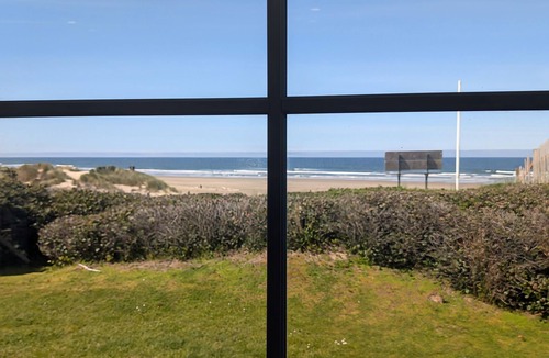 Florence House | Traxlers Surfside Cottage-Beachfront Bliss Awaits