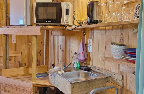 Saint-Thomas-de-Courceriers Bed & Breakfast | "Treehouse Retreat with Pool, Farm Animals & Fishing in Saint-Thomas-de-Courceriers"