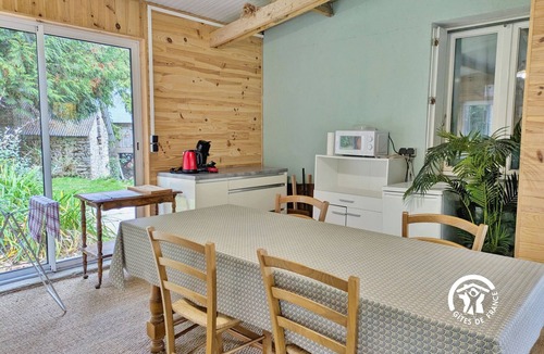 Saint-Thomas-de-Courceriers Bed & Breakfast | "Treehouse Retreat with Pool, Farm Animals & Fishing in Saint-Thomas-de-Courceriers"