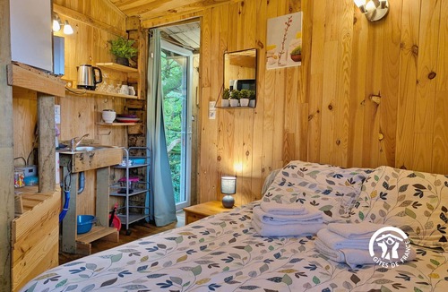 Saint-Thomas-de-Courceriers Bed & Breakfast | "Treehouse Retreat with Pool, Farm Animals & Fishing in Saint-Thomas-de-Courceriers"