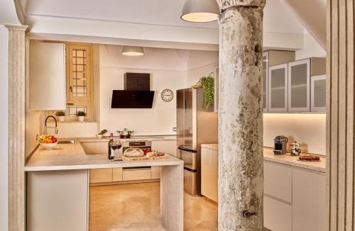 Rome City Centre Villa | TreasureRome Trevi Private Palazzo