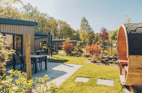 Lieren House | Treat yourself to a luxury holiday in the Loevestein Deluxe, a detached lodge for 4 guests nestled in the forest-rich nature of the Veluwe. Unwind in your private hot tub and sauna, enjoy the air conditioning and stylish pergola, and make every momen