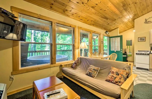 Bryson City Cabin | Tree Cabin with a Private Hot Tub near Nantahala National Forest in North Carolina