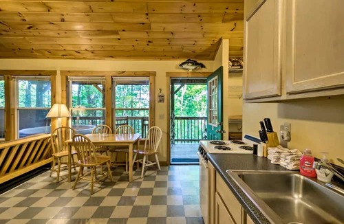 Bryson City Cabin | Tree Cabin with a Private Hot Tub near Nantahala National Forest in North Carolina