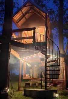 Eureka Springs House | Tree House Glamping Destination near the Ozarks, with River Access for Swimming and Fishing