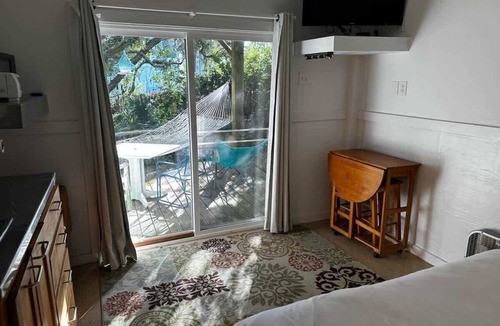 Wilmington Beach Apartment | Tree House Hideaway