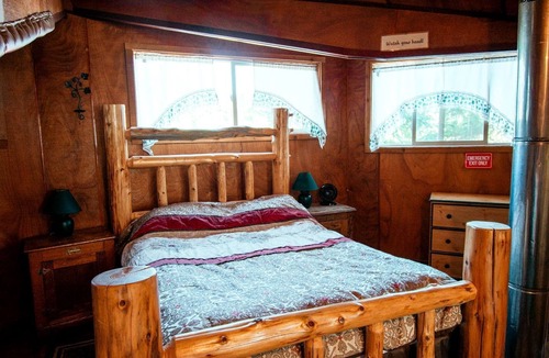 White Salmon Cabin | Tree House Style Cabin Nestled at the Foot of Scenic Snow-Capped Mt. Adams, Washington