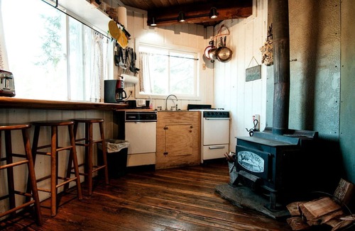 White Salmon Cabin | Tree House Style Cabin Nestled at the Foot of Scenic Snow-Capped Mt. Adams, Washington